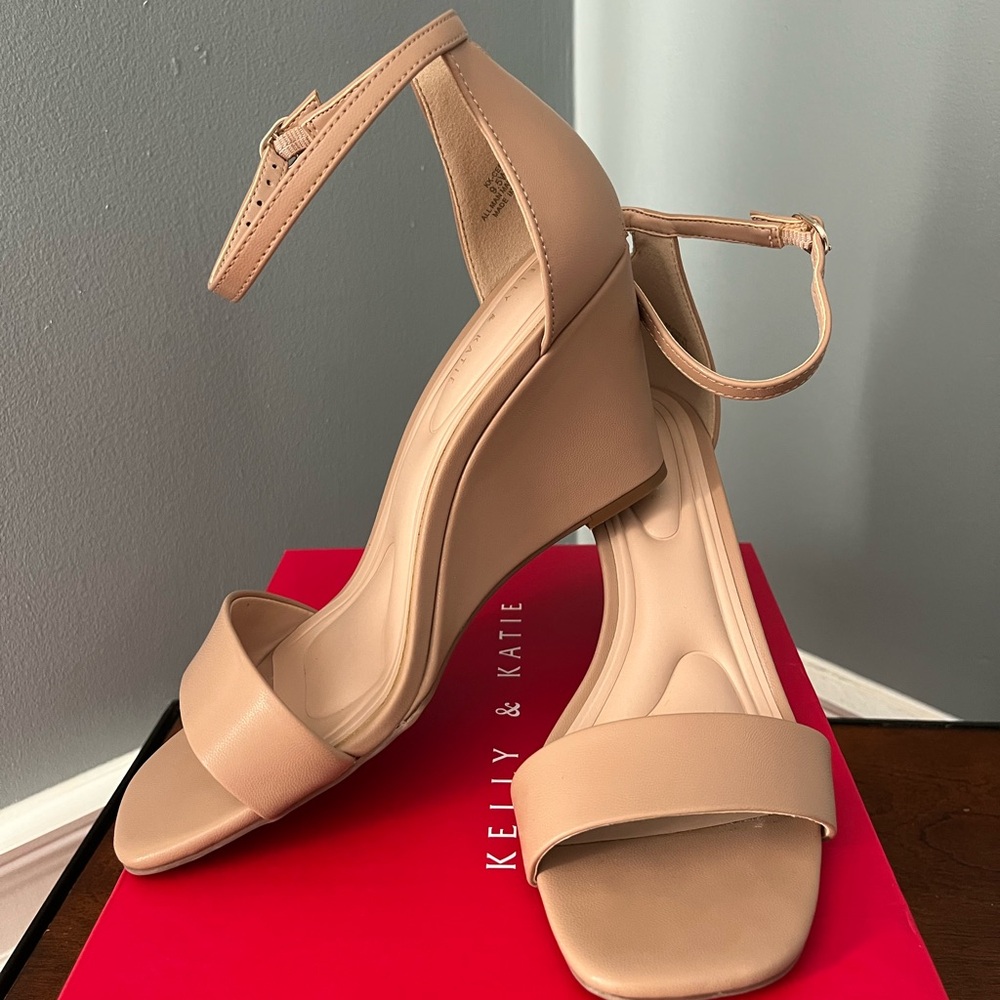 Kelly & Katie Cebi Sandal Size 9.5 Wide